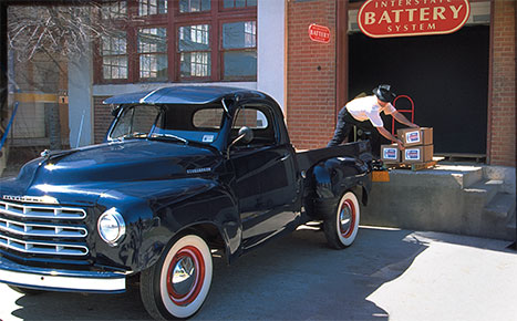 John Searcy charge des batteries dans son camion