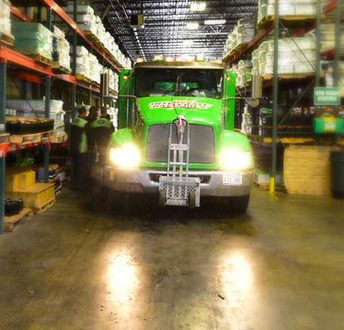 Camion Interstate dans un entrepôt