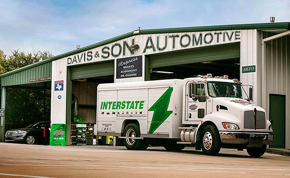 Camion d’Interstate dans un atelier