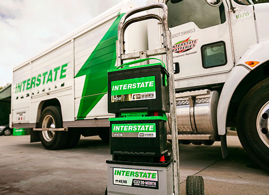Batteries Interstate sur un diable
