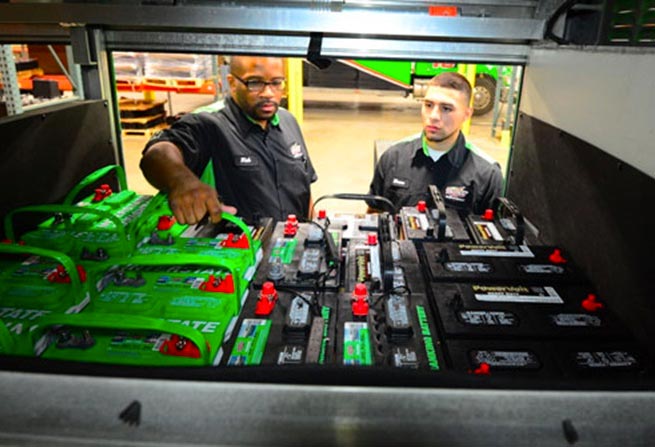 Déchargement des batteries d’un camion Interstate Batteries
