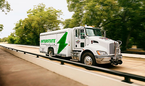 Camion d’Interstate sur l’autoroute