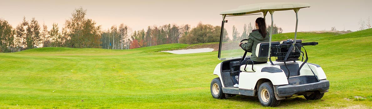 Image d’une voiturette de golf sur un terrain de golf