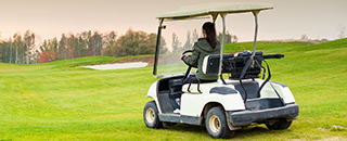 Image d’une voiturette de golf sur un terrain de golf