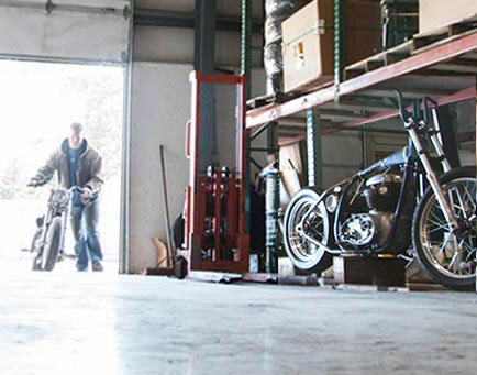 Un homme qui entrepose une moto
