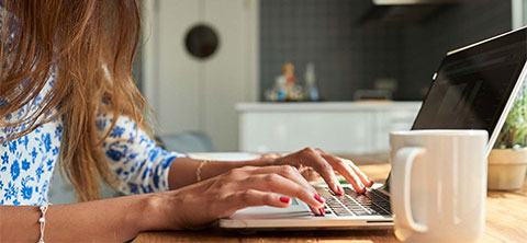 Une personne tapant sur un ordinateur portable