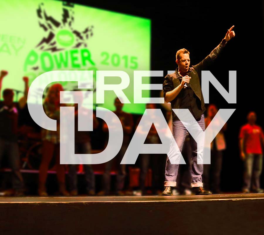 Dale Herold portant un costume sur une scène durant le Green Day